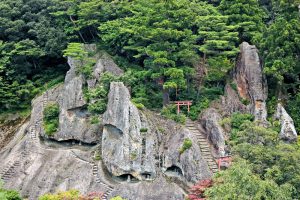 那谷寺｢奇岩遊仙境｣｜2016年｜石川県小松市那谷町 撮影＝宇都宮美術館｢石の街うつのみや｣展 調査･撮影チーム (C)Utsunomiya Museum of Art