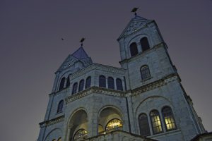 雨上がりの夕闇に聳えるカトリック松が峰教会聖堂｜2016年｜宇都宮市松が峰 撮影＝宇都宮美術館｢石の街うつのみや｣展 調査･撮影チーム (C)Utsunomiya Museum of Art